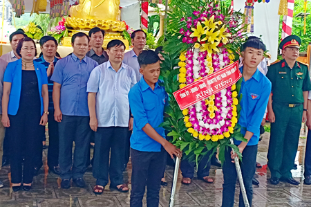   Chủ tịch UBND tỉnh Nguyễn Văn Phóng cùng đoàn cán bộ tỉnh viếng Nghĩa trang liệt sỹ quốc tế Việt - Lào