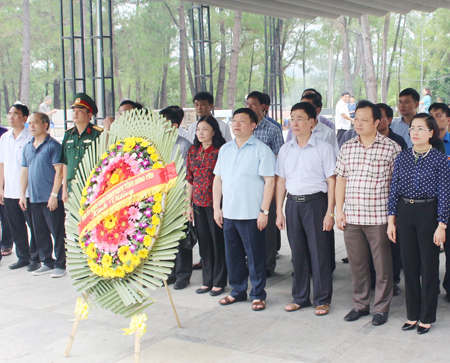   Chủ tịch UBND tỉnh Nguyễn Văn Phóng cùng Đoàn cán bộ tỉnh thăm, viếng nghĩa trang liệt sỹ, địa danh lịch sử tại các tỉnh Quảng Trị, Nghệ An, Quảng Bình, Hà Tĩnh