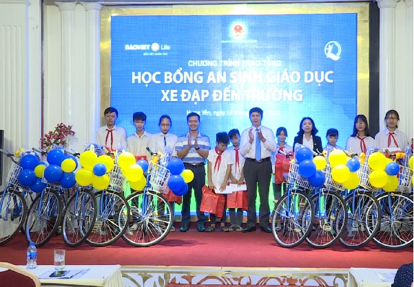   Trao tặng học bổng “ An sinh giáo dục - Xe đạp đến trường” cho học sinh có hoàn cảnh khó khăn ở Hưng Yên