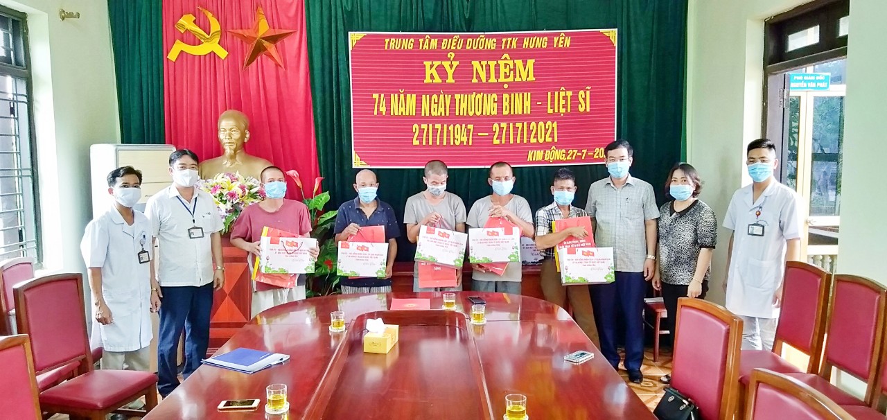   Tặng quà thương binh, bệnh binh, thân nhân liệt sỹ tại Trung tâm Điều dưỡng tâm thần kinh