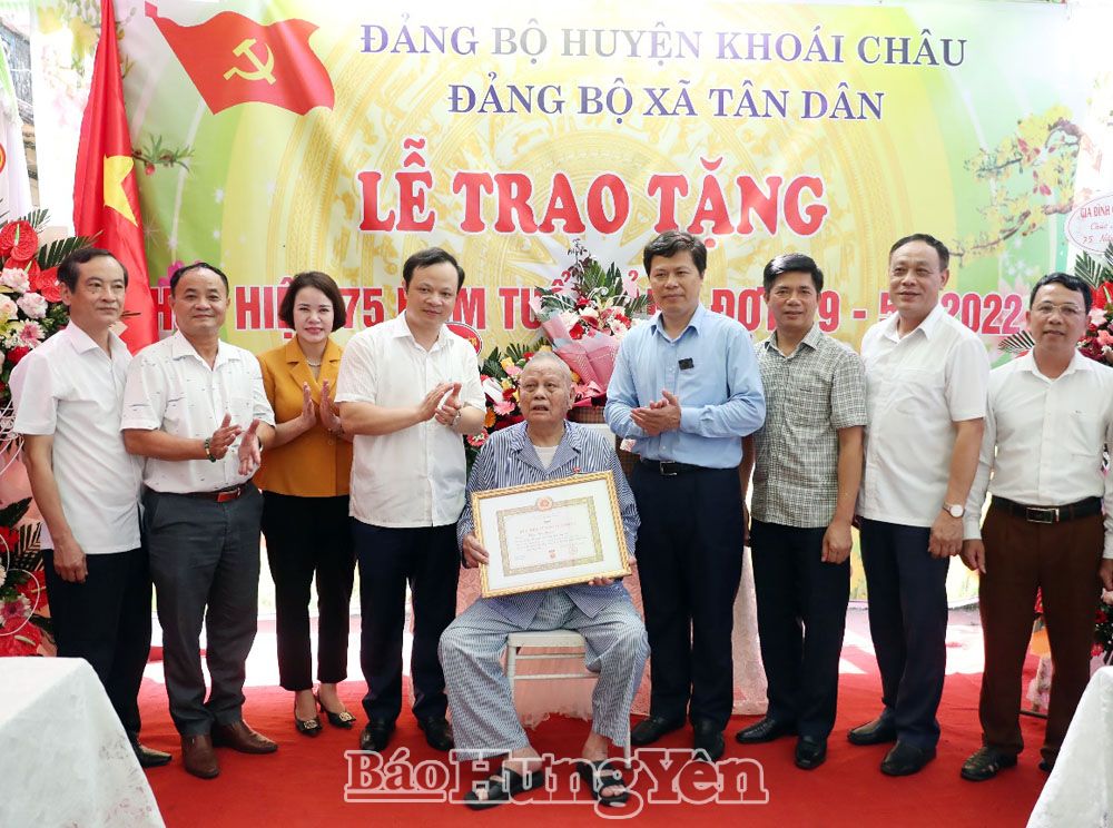   Phó Bí thư Thường trực Tỉnh ủy Trần Quốc Toản trao Huy hiệu 75 năm tuổi Đảng; tặng quà người có công, gia đình chính sách tại huyện Khoái Châu