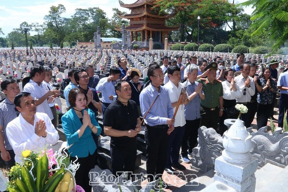   Đoàn cán bộ tỉnh dâng hương, dâng hoa tại: Nghĩa trang Liệt sỹ quốc gia Trường Sơn, Nghĩa trang liệt sỹ quốc gia Đường 9 và một số di tích tại các tỉnh Quảng Bình, Quảng Trị, Hà Tĩnh