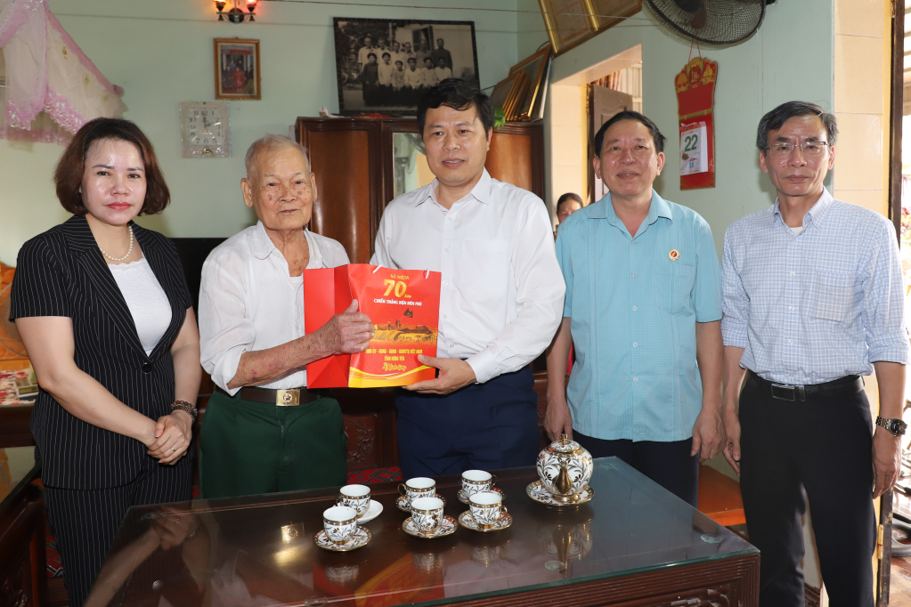   Đồng chí Phó Bí thư Thường trực Tỉnh ủy, Chủ tịch HĐND tỉnh Trần Quốc Toản thăm, tặng quà các gia đình chính sách, chiến sĩ Điện Biên Phủ