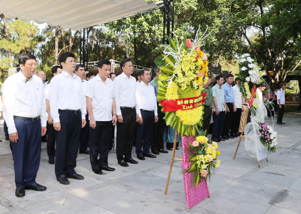   Đoàn cán bộ hai tỉnh Hưng Yên và Hải Dương dâng hương, dâng hoa tại Nghĩa trang Liệt sĩ quốc gia Trường Sơn, Nghĩa trang Liệt sĩ quốc gia Đường 9 và một số di tích tại các tỉnh Quảng Bình, Quảng Trị