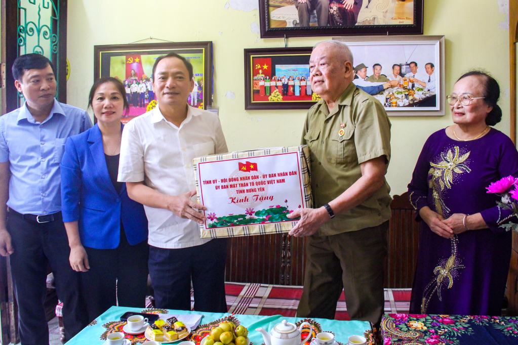   Đồng chí Trần Quốc Văn, Phó Bí thư Tỉnh ủy, Chủ tịch UBND tỉnh thăm, tặng quà người có công với cách mạng tại thành phố Hưng Yên