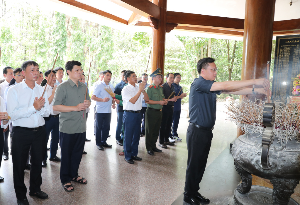   Đoàn cán bộ tỉnh Hưng Yên dâng hương, dâng hoa tại Khu di tích lịch sử quốc gia đặc biệt Ngã ba Đồng Lộc