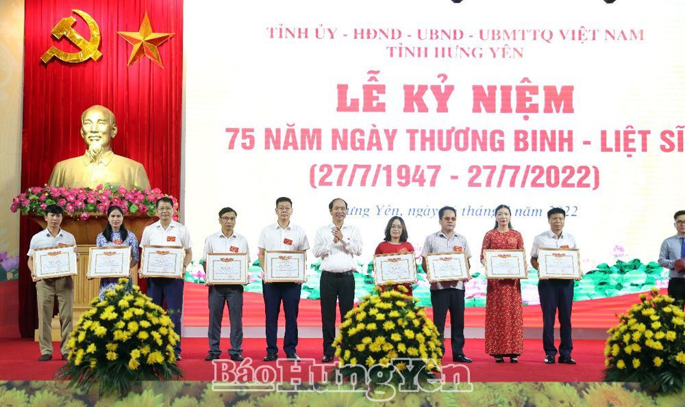 Đồng chí Thứ trưởng Bộ Lao động - Thương binh và Xã hội Nguyễn Văn Hồi trao Bằng khen của Bộ trưởng Bộ Lao động - Thương binh và Xã hội tặng các tập thể, cá nhân có nhiều thành tích trong công tác người có công và phong trào Đền ơn đáp nghĩa 