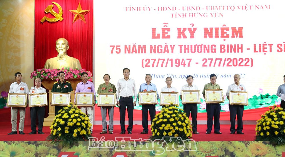 Đồng chí Bí thư Tỉnh ủy Nguyễn Hữa Nghĩa trao Bằng khen vinh danh người có công tiêu biểu