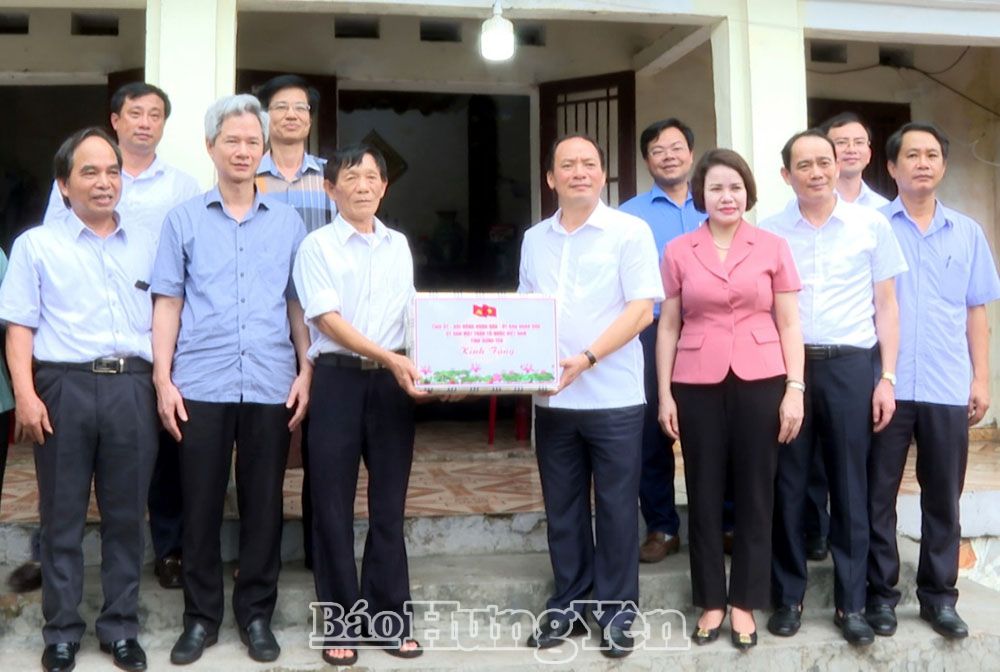 Đồng chí Chủ tịch UBND tỉnh Trần Quốc Văn và các đại biểu tặng quà bệnh binh Nguyễn Vũ Nghĩa ở xã Thụy Lôi