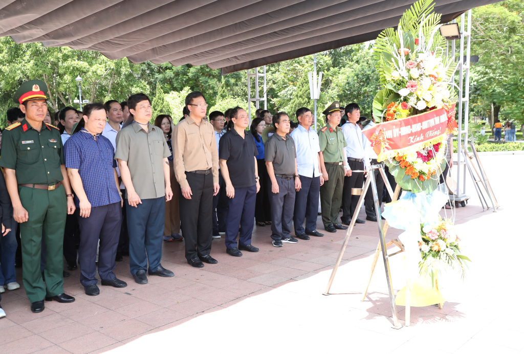 Đoàn cán bộ tỉnh làm lễ dâng hương, dâng hoa tưởng niệm các anh hùng liệt sĩ tại Di tích quốc gia đặc biệt Thành cổ Quảng Trị    