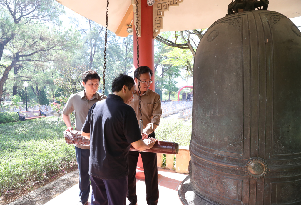 Các đồng chí Thường trực Tỉnh ủy thỉnh chuông tưởng niệm các anh hùng liệt sĩ tại Nghĩa trang Liệt sĩ quốc gia Trường Sơn