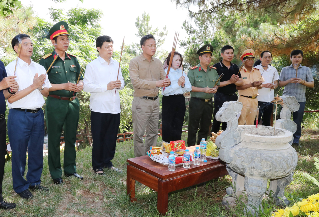 Đoàn cán bộ tỉnh dâng hương, dâng hoa viếng mộ Đại tướng Võ Nguyên Giáp