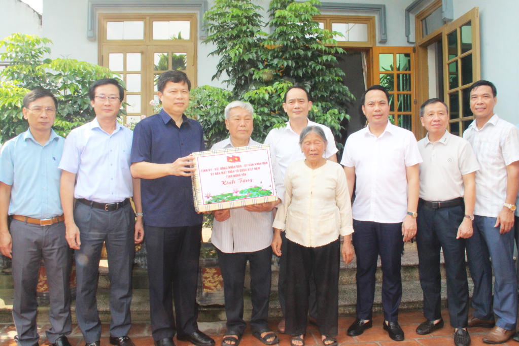 Đồng chí Trần Quốc Toản, Phó Bí thư Thường trực Tỉnh ủy, Chủ tịch HĐND tỉnh tặng quà thương binh Đỗ Văn Nhật ở xã Lạc Hồng (Văn Lâm)