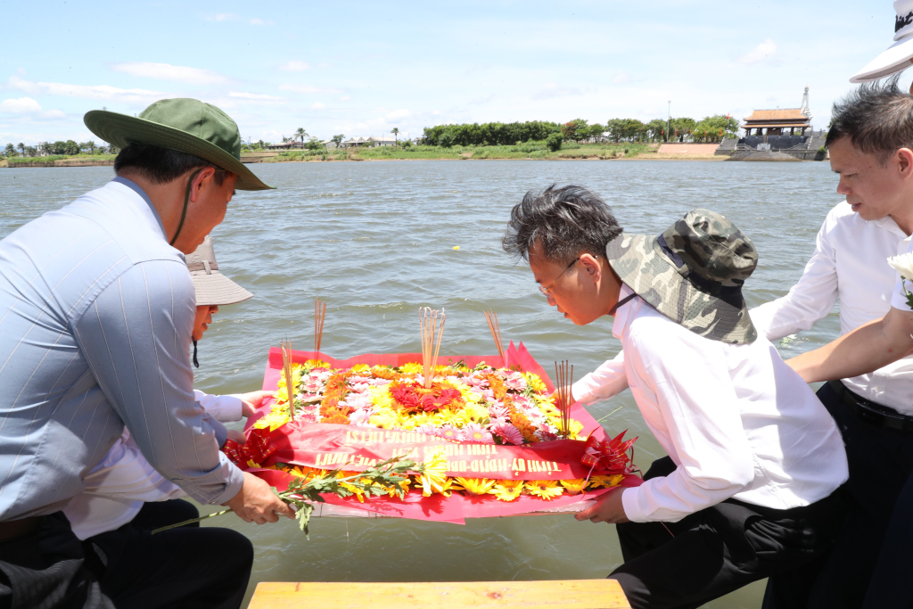 Lãnh đạo tỉnh Hưng Yên thả vòng hoa trên sông Thạch Hãn tỏ lòng tri ân sâu sắc đến các anh hùng liệt sĩ đã anh dũng hi sinh trên dòng sông linh thiêng