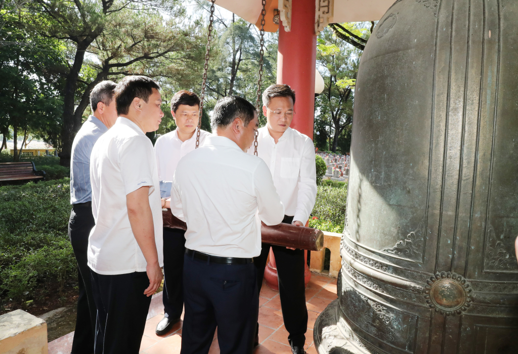 Lãnh đạo hai tỉnh Hưng Yên và Hải Dương thỉnh chuông tưởng niệm các anh hùng liệt sĩ tại Nghĩa trang Liệt sĩ quốc gia Trường Sơn