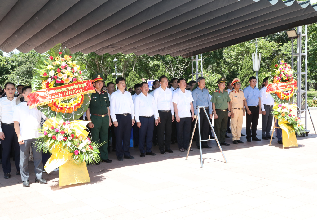 Đoàn cán bộ hai tỉnh Hưng Yên và Hải Dương làm lễ dâng hương, dâng hoa tưởng niệm các anh hùng liệt sĩ tại Di tích quốc gia đặc biệt Thành cổ Quảng Trị   