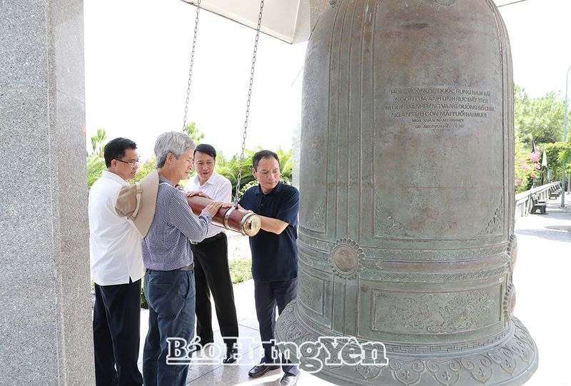 Đồng chí Chủ tịch UBND tỉnh Trần Quốc Văn và đồng chí trong Ban Thường vụ Tỉnh ủy thỉnh chuông tưởng niệm các anh hùng liệt sĩ tại Nghĩa trang Liệt sĩ quốc gia Đường 9 Đồng chí Chủ tịch UBND tỉnh Trần Quốc Văn và đồng chí trong Ban Thường vụ Tỉnh ủy thỉnh chuông tưởng niệm các anh hùng liệt sĩ tại Nghĩa trang Liệt sĩ quốc gia Đường 9