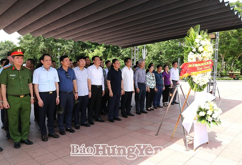 Đoàn cán bộ tỉnh làm lễ dâng hương, dâng hoa tưởng niệm các anh hùng liệt sĩ tại Di tích quốc gia đặc biệt Thành cổ Quảng Trị