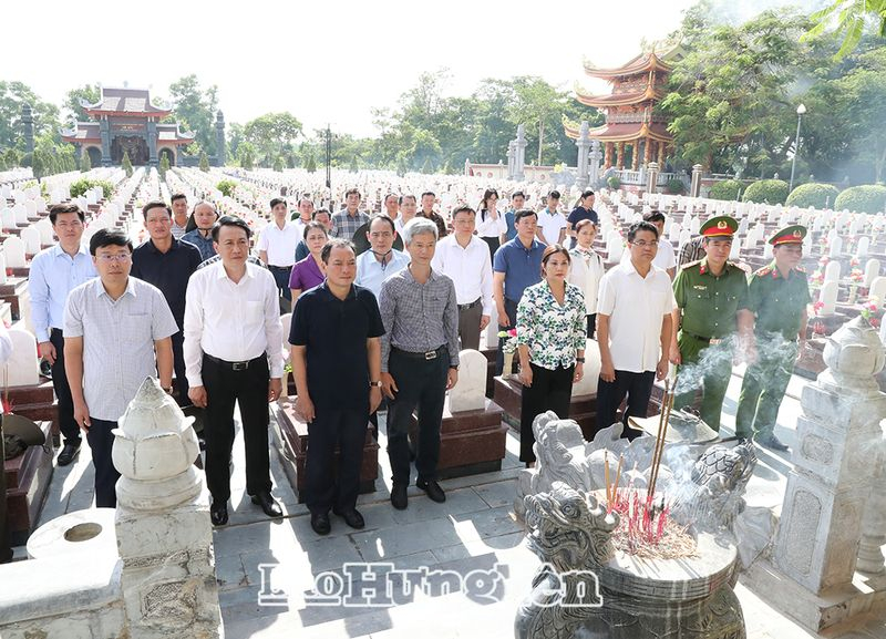 Đồng chí Chủ tịch UBND tỉnh Trần Quốc Văn và các thành viên đoàn cán bộ tỉnh dâng hương tại khu mộ liệt sĩ Hưng Yên và Hải Dương trong Nghĩa trang liệt sĩ quốc gia Trường Sơn