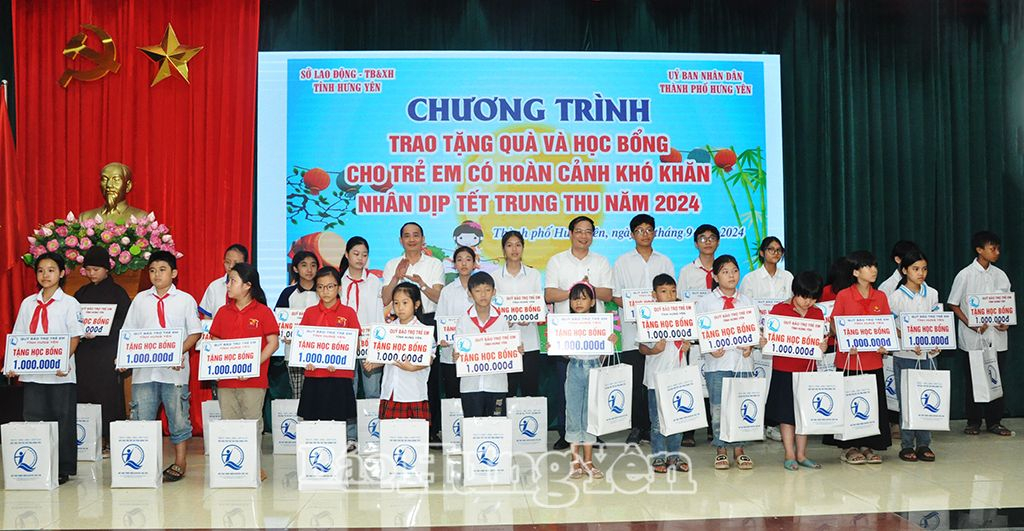 Đại biểu trao quà và học bổng tặng trẻ em có hoàn cảnh khó khăn nhân dịp Tết Trung thu 2024