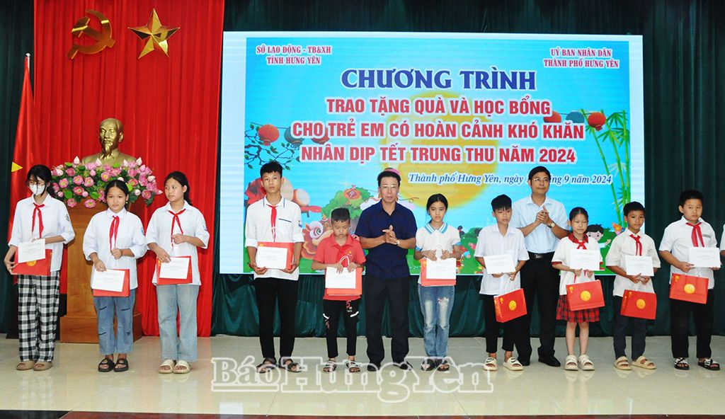 Đại biểu trao quà và học bổng tặng trẻ em có hoàn cảnh khó khăn nhân dịp Tết Trung thu 2024