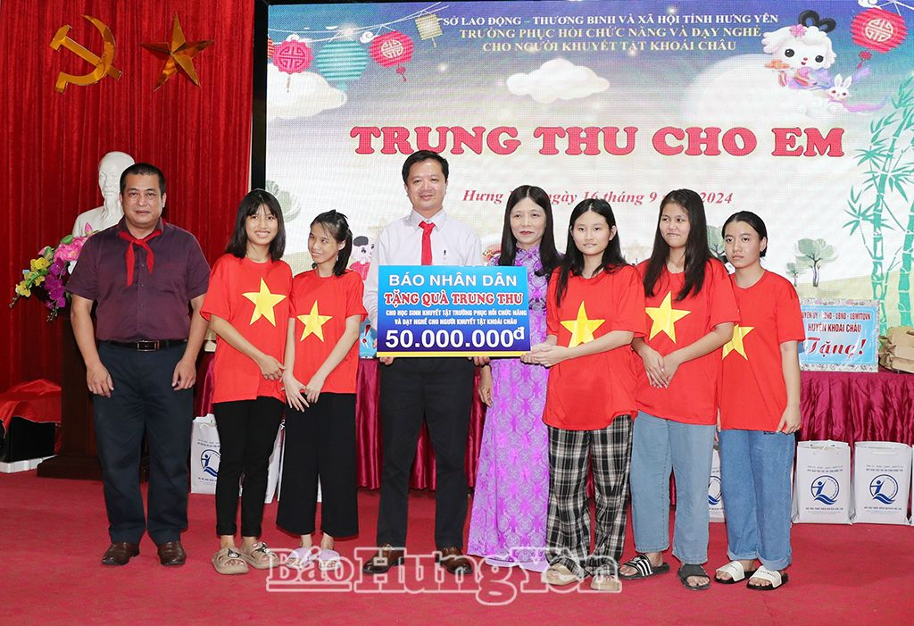 Báo Nhân Dân trao 50 triệu đồng tặng các em học sinh Trường Phục hồi chức năng và dạy nghề cho người khuyết tật Khoái Châu